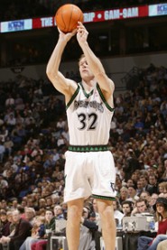 In his last NBA season (2004-05), Hoiberg led the NBA in three-point percentage, at 48.3%. (David Sherman/NBAE/Getty Images)